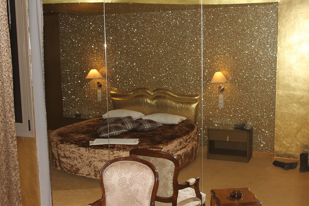 Hotel Carol Pireo